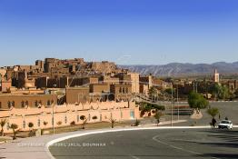 Image du Maroc Professionnelle de  Au fond et à gauche de l'image, l'ancienne Kasbah de la ville de Ouarzazate, ce regroupement de maisons est appelé Ksar, il fait partie des constructions berbères du sud du Maroc. La ville qui se veut le Hollywood du Maroc dispose de plusieurs studios déjà, Mardi 28 Décembre 2004. (Photo / Abdeljalil Bounhar)

 